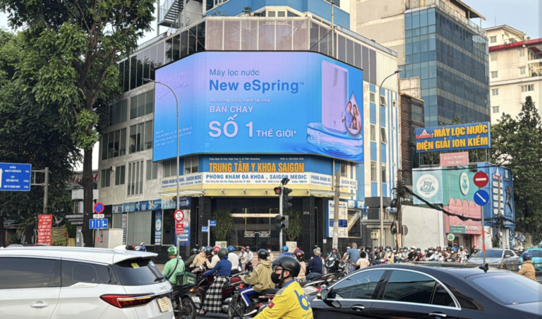 Hình ảnh chiến dịch quảng cáo ngoài trời sử dụng quảng cáo màn hình LED ngoài trời 3D. Hiệu ứng hình ảnh sống động giúp tối ưu hóa nhận diện thương hiệu và khẳng định đẳng cấp doanh nghiệp