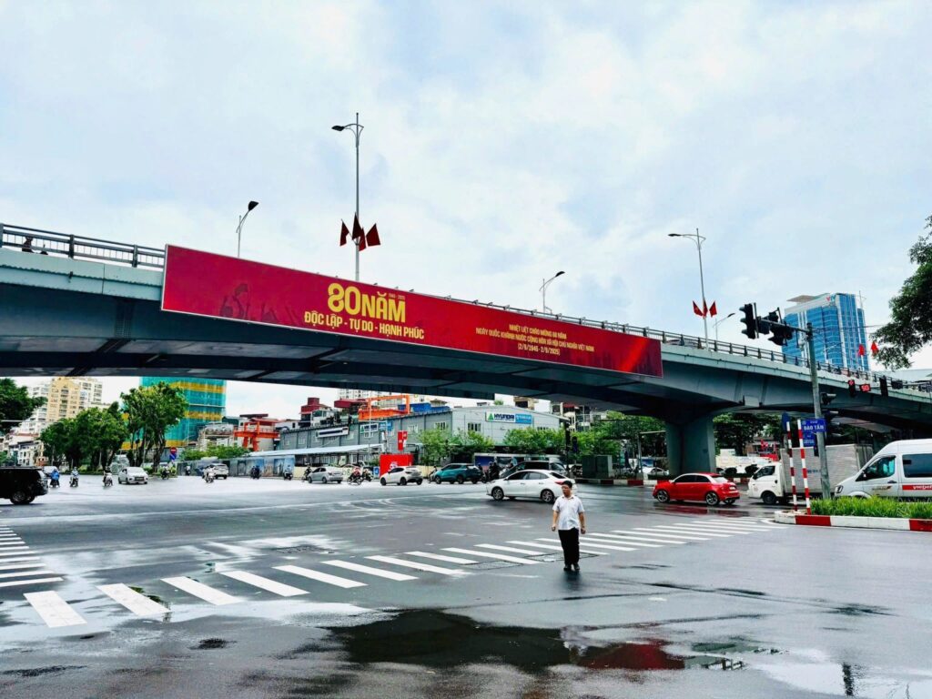 Quảng cáo cầu vượt