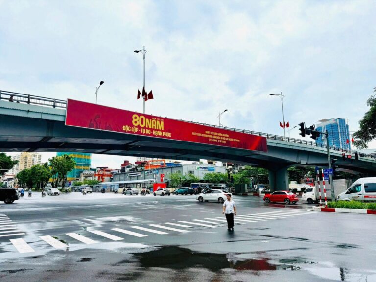 Quảng cáo cầu vượt