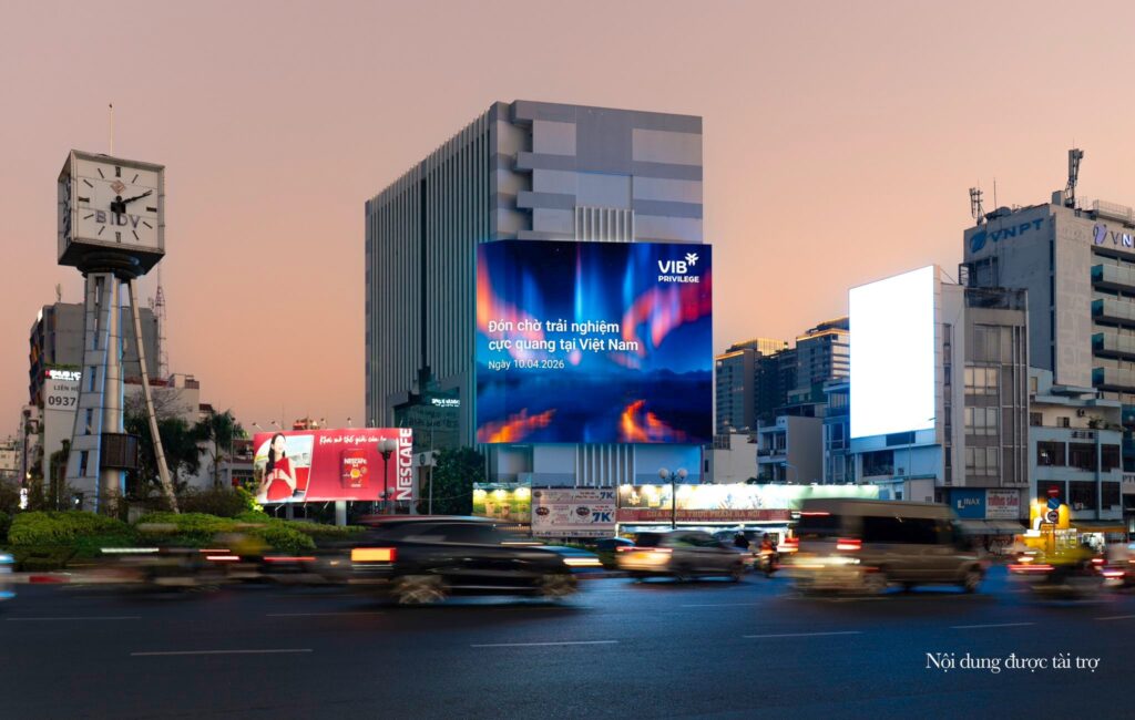 "Cực Quang" Trên Hệ Thống LED Outdoor Giữa Lòng Thành Phố : Hiện Tượng Lạ Từ VIB Bao Trùm Các Giao Lộ 5 VIB LED Outdoor