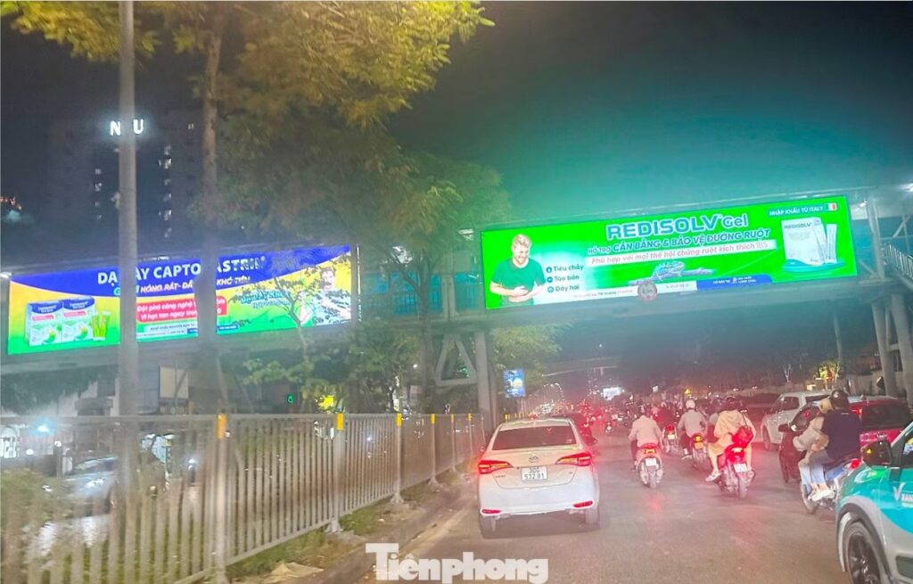 Quảng cáo cầu vượt