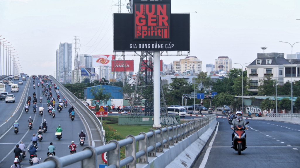 Chiến dịch quảng cáo ngoài trời 2025: Junger Spirit thu hút trọn vẹn sự chú ý của giới tinh hoa thế nào tại các nút giao trọng điểm? 1 Chiến dịch quảng cáo ngoài trời VietnamOOH