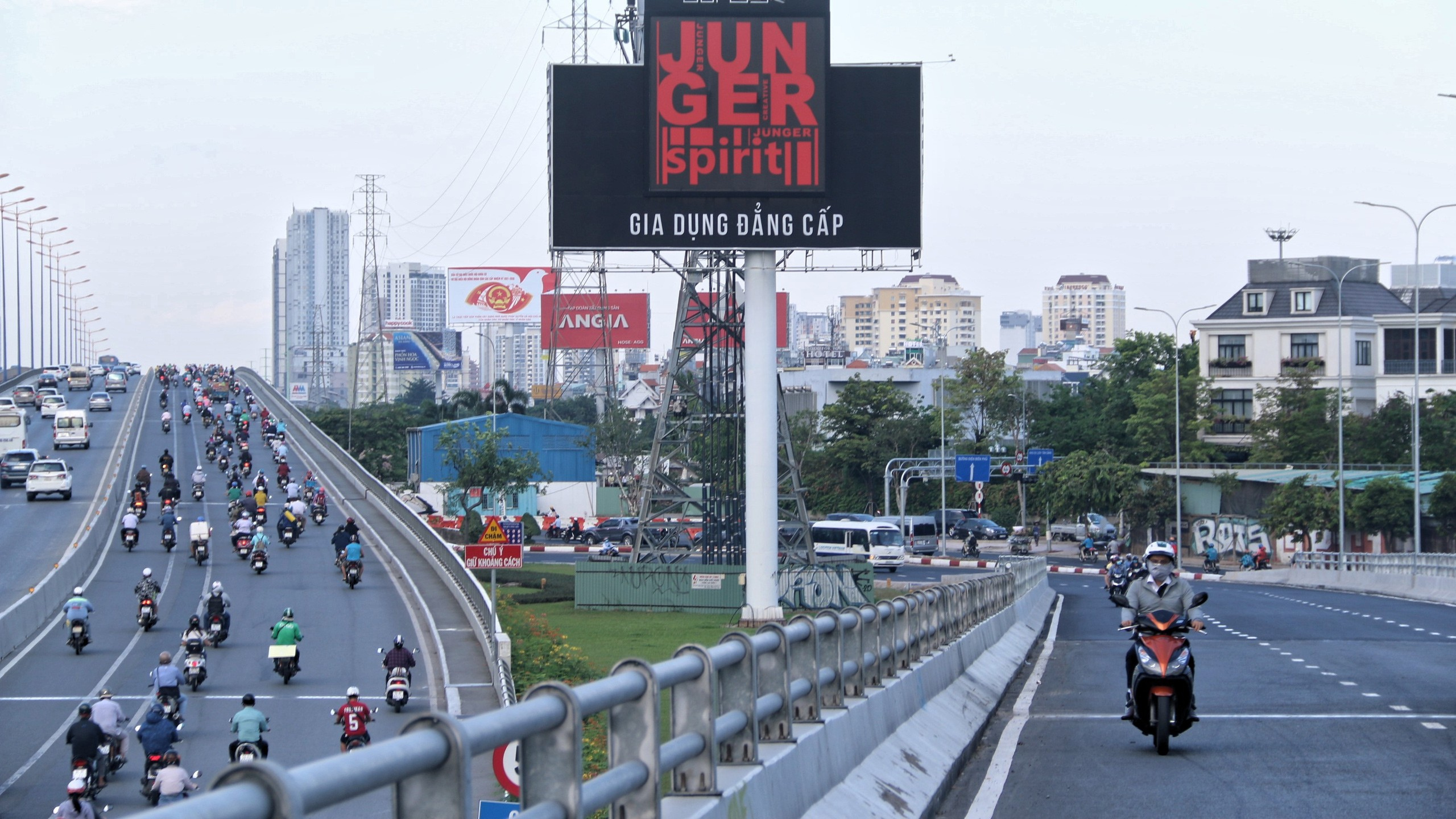 Thiết kế chưa có tên (7) Chiến dịch quảng cáo ngoài trời VietnamOOH