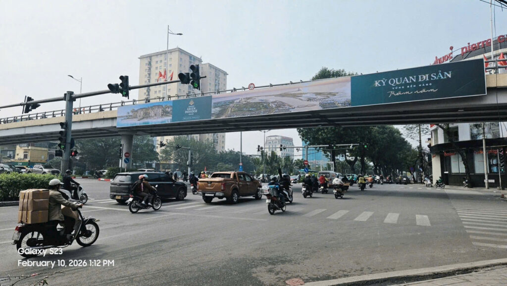 Quảng cáo cầu vượt