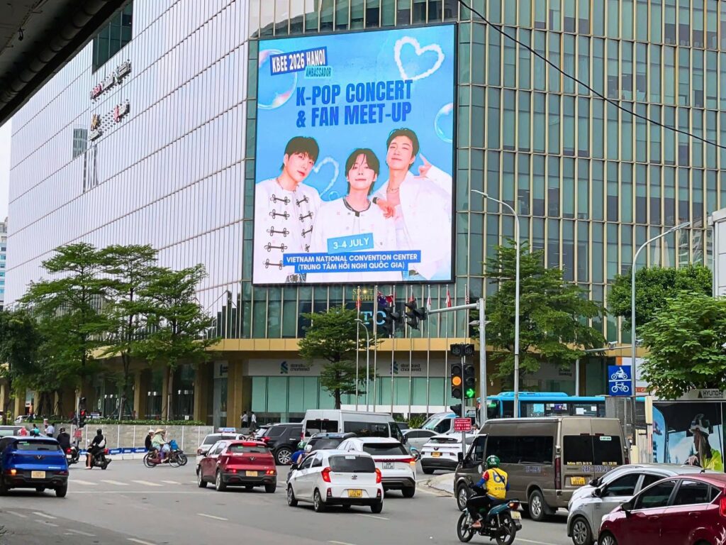 Quảng cáo idol bùng nổ tại Hà Nội: Khi màn hình LED trở thành "sân khấu" cho màn comback tại KBEE 2026 HANOI 3 quảng cáo idol