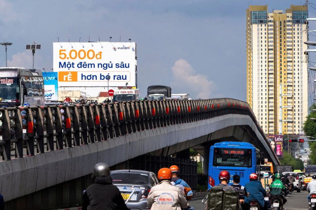 Vua Nệm Bứt Phá Nhận Diện Với Chiến Dịch Quảng Cáo Ngoài Trời Vietnam Tại Các Nút Giao Trọng Điểm TP.HCM 2 1784609943983 692597151969322286 2168791117606500267 df3e269fd7290e77e232bec1dabf8972