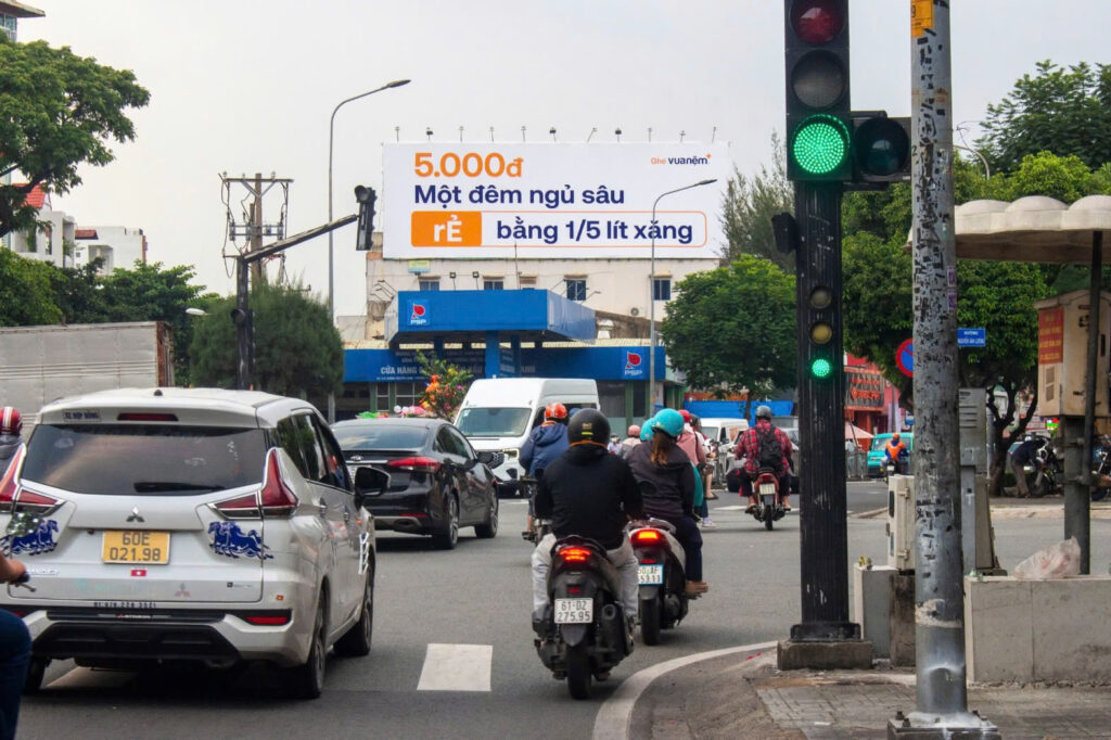 Vua Nệm Bứt Phá Nhận Diện Với Chiến Dịch Quảng Cáo Ngoài Trời Vietnam Tại Các Nút Giao Trọng Điểm TP.HCM 3 Quảng cáo ngoài trời Vietnam, OOH Vietnam quảng cáo ngã tư, quảng cáo cầu vượt