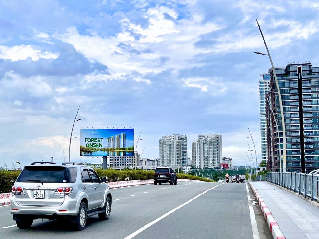 quảng cáo bất động sản OOH