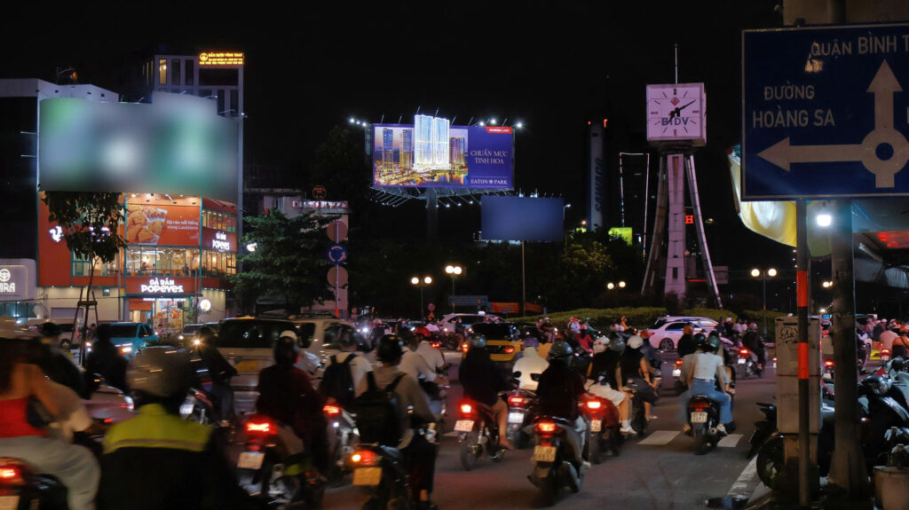 Vị Trí Billboard Đẹp: 7 Tiêu Chí Hút Trọn Triệu View 3 Billboard Cau Dien Bien Phu 3 mat 2