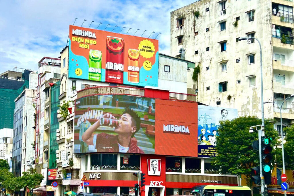 Quảng cáo FMCG: 3 điểm chạm Pano & LED hút khách của Mirinda 1 quảng cáo FMCG